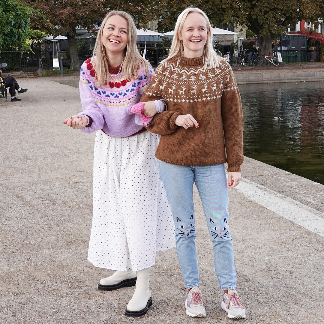 Sweater til voksne med juletræer og rensdyr - strikkeopskrift